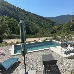 https://gites-les-rochers-de.hotels-rhonealpes.com